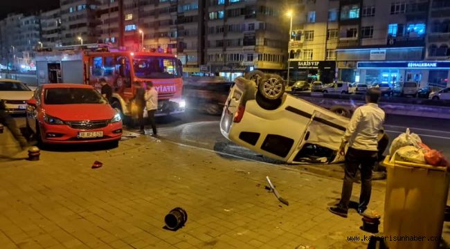 Takla atan hafif ticari araç park halindeki 2 otomobile çarptı: 3 yaralı