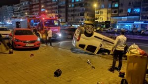 Takla atan hafif ticari araç park halindeki 2 otomobile çarptı: 3 yaralı