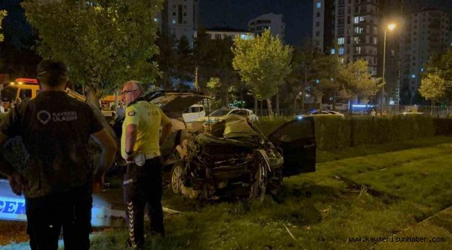 Tramvay yoluna uçan otomobil hurdaya döndü: 1 ölü, 1 yaralı