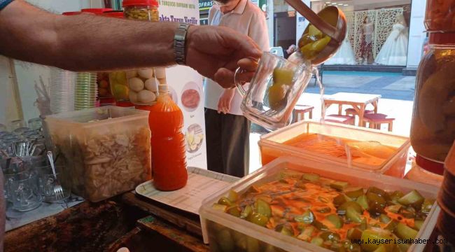 Turşu tezgahta satışta