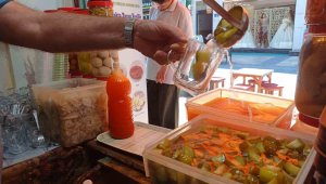 Turşu tezgahta satışta