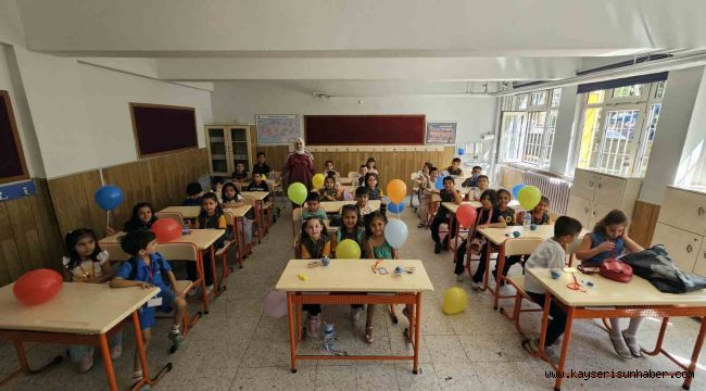 Uyum haftası başladı, okullar öğrencilerin sesleri ile yankılandı