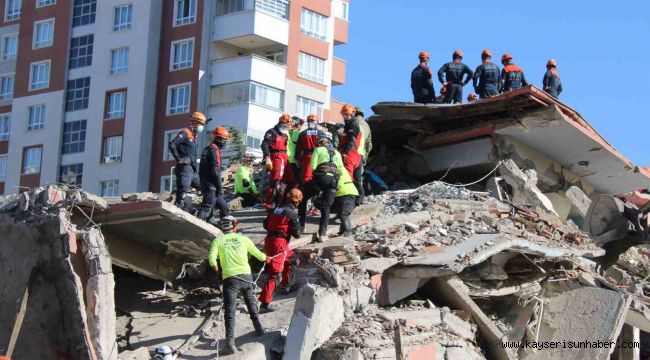 Vali Çiçek, Kahramanmaraş depremini yönettiği afet tırında deprem tatbikatını takip etti