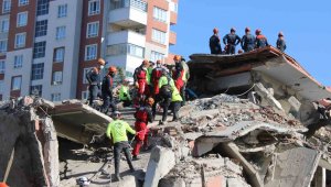 Vali Çiçek, Kahramanmaraş depremini yönettiği afet tırında deprem tatbikatını takip etti