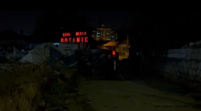 Yan yatan otomobilden tek başına çıkıp, yüzünü yıkamaya gitti