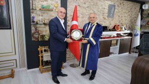 Yılın 'Fahri Ahisi' seçilen Yahyalı Belediye Başkanı Esat Öztürk'e ahilik kaftanı giydirildi