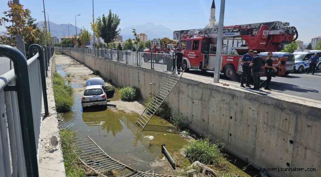 Yoldan çıkan otomobil sulama kanalına düştü