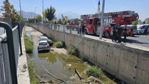 Yoldan çıkan otomobil sulama kanalına düştü