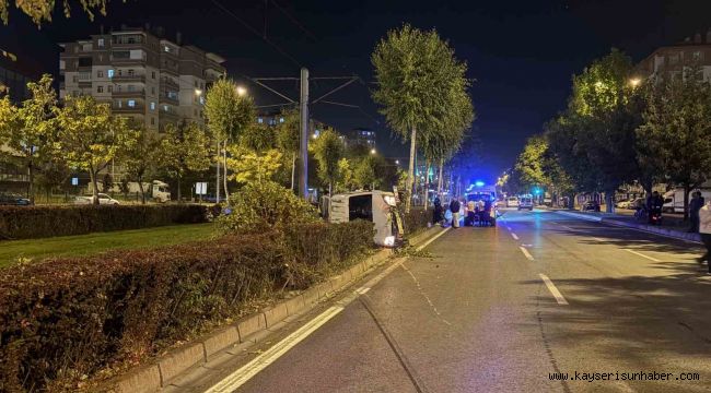 Ağacı devirip, yan yatan araçtan burunları bile kanamadan çıktılar