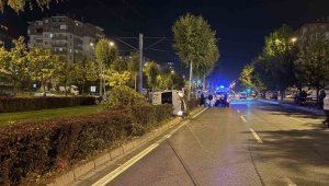 Ağacı devirip, yan yatan araçtan burunları bile kanamadan çıktılar