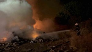 Atık yangını eve sıçramadan söndürüldü