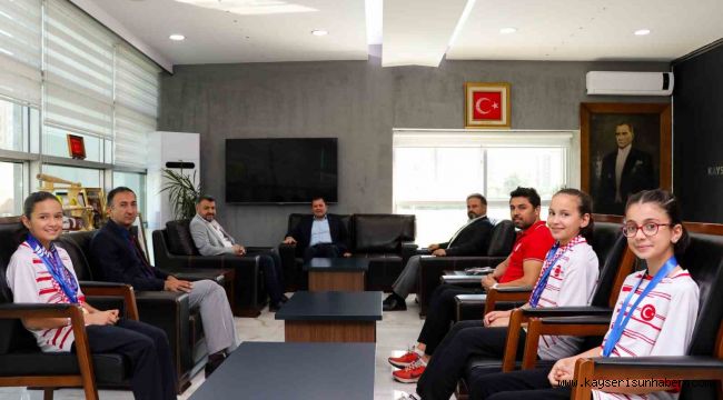 Badminton şampiyonlarından gurur ziyareti