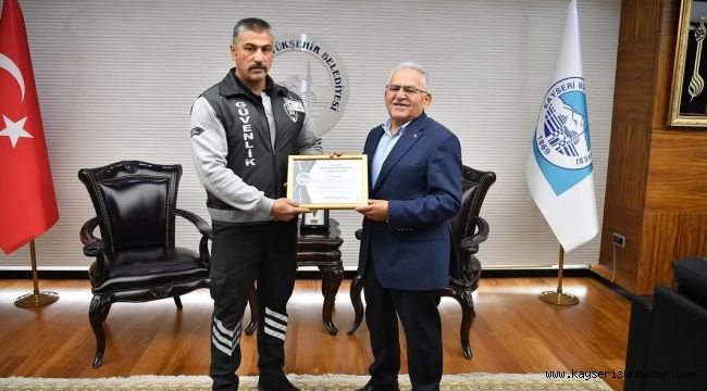 Başkan Büyükkılıç, genç kızı tramvay altında kalmaktan kurtaran güvenlik görevlisini ödüllendirdi