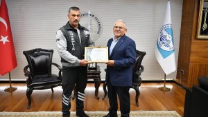 Başkan Büyükkılıç, genç kızı tramvay altında kalmaktan kurtaran güvenlik görevlisini ödüllendirdi