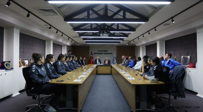 Başkan Büyükkılıç; Melikgazi Kayseri Kadın Basketbol Takımı'nı ağırladı