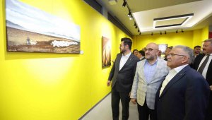 Büyükkılıç, Neşe Özhaseki'nin Renklerin Dili Resim Sergisi'nin açılışına katıldı