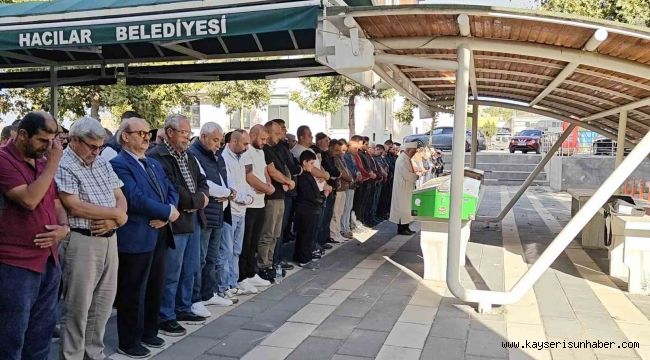 Cami çıkışında evlerinin önünde öldürülen karı-koca toprağa verildi