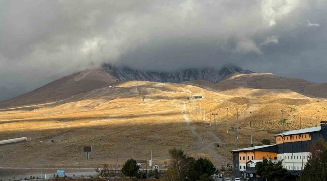 Erciyes'e mevsimin ilk karı yağdı