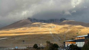 Erciyes'e mevsimin ilk karı yağdı