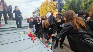 ERÜ'de öğrenciler Meliha'nın öldürüldüğü yere karanfil bıraktı