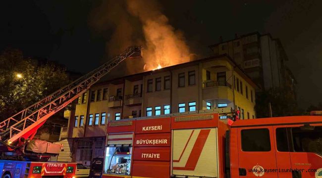 Eşi eve almayınca sinirlenip binanın çatısını yaktı: 1 gözaltı