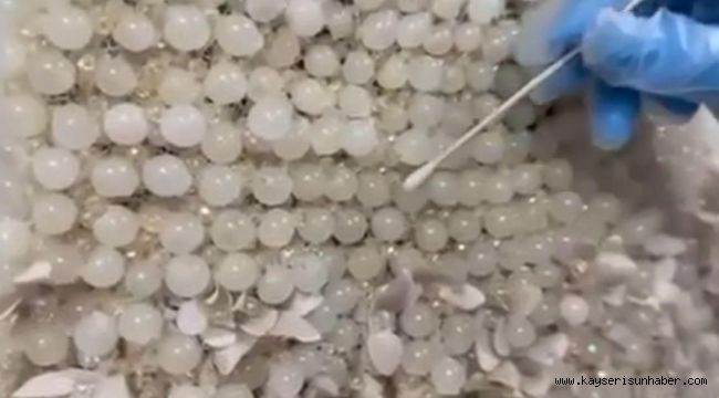 Gelinliğin üzerine boncuk şeklinde işlenmiş 25 kilo uyuşturucu ele geçirildi