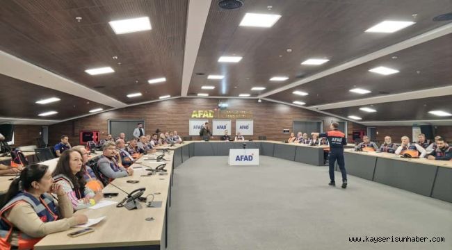 Kayseri'de 100 muhtara afet eğitimi verildi