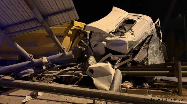 Kayseri'de tır bariyerlere girdi: 1 yaralı