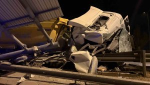 Kayseri'de tır bariyerlere girdi: 1 yaralı