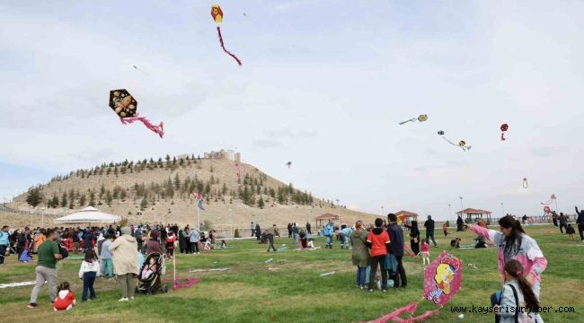 Kocasinan'da uçurtmalar gökyüzünü renklendirdi