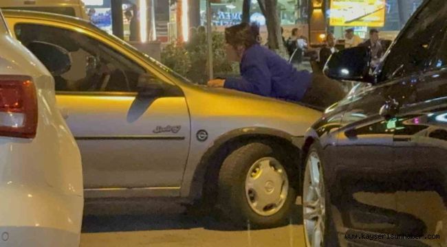 Kocasıyla tartışan kadın otomobilin kaputuna yattı