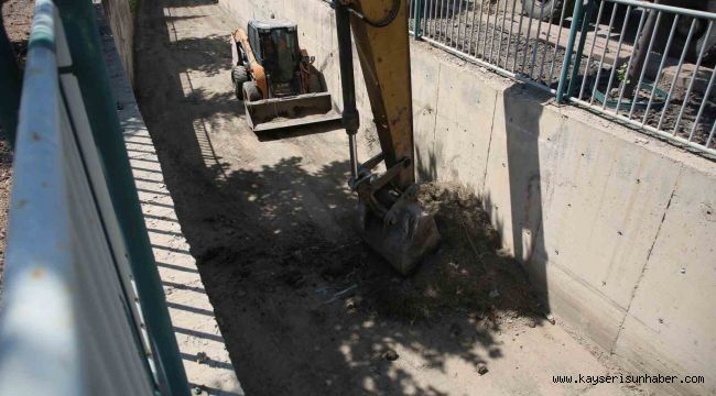 Melikgazi'de taşkın su kanalları temizleniyor