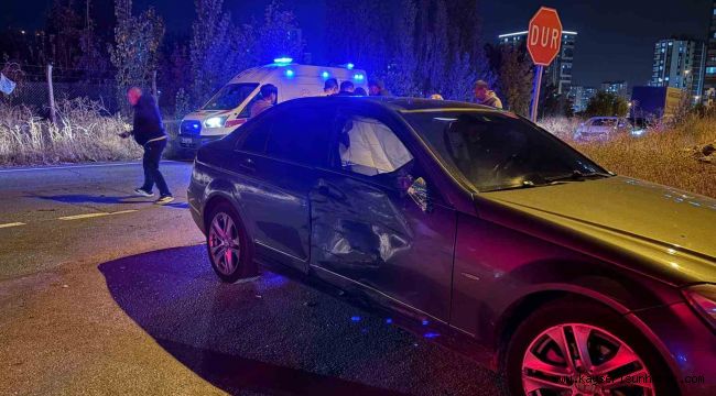 Motosiklet otomobile çarptı: 1'i ağır 4 yaralı