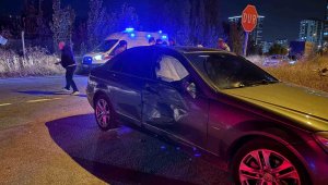 Motosiklet otomobile çarptı: 1'i ağır 4 yaralı