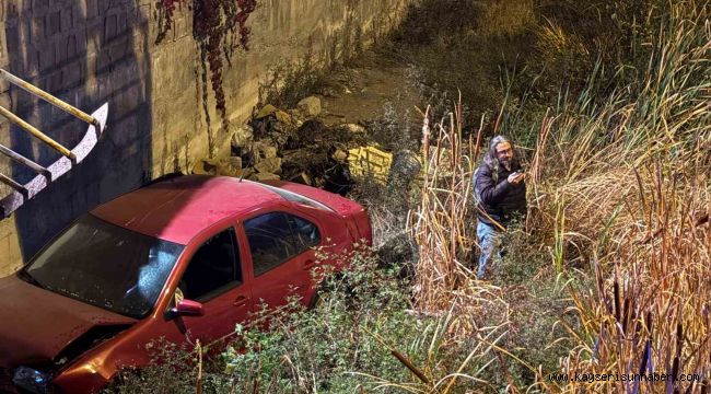 Otomobil 5 metrelik kanala uçtu, sürücünün burnu bile kanamadı
