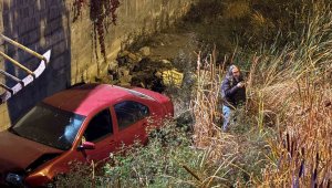 Otomobil 5 metrelik kanala uçtu, sürücünün burnu bile kanamadı