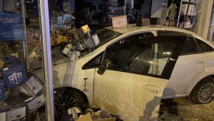 Otomobil züccaciye dükkana daldı: 1 yaralı