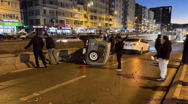 Otomobilin çarptığı cip yan yattı, yol trafiğe kapandı