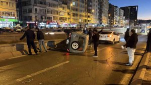 Otomobilin çarptığı cip yan yattı, yol trafiğe kapandı