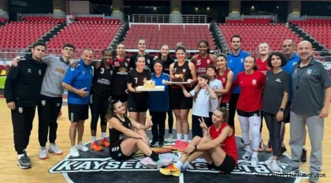 Parkede sürpriz doğum günü kutlaması