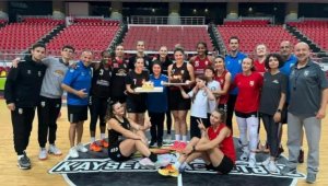 Parkede sürpriz doğum günü kutlaması