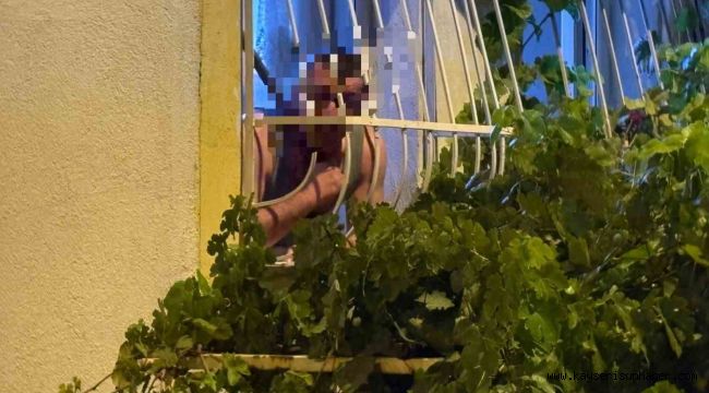 Pencerede korku dolu anlar: Döner bıçağıyla kendini kesmeye çalıştı