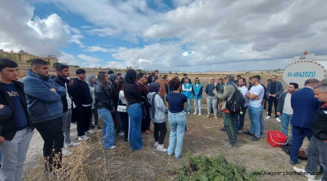 Tomarza MYO öğrencileri yüzlerce fidanı toprakla buluşturdu