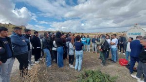 Tomarza MYO öğrencileri yüzlerce fidanı toprakla buluşturdu