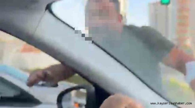 Trafikte tartıştığı kadınların otomobilini yumrukladı