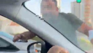 Trafikte tartıştığı kadınların otomobilini yumrukladı