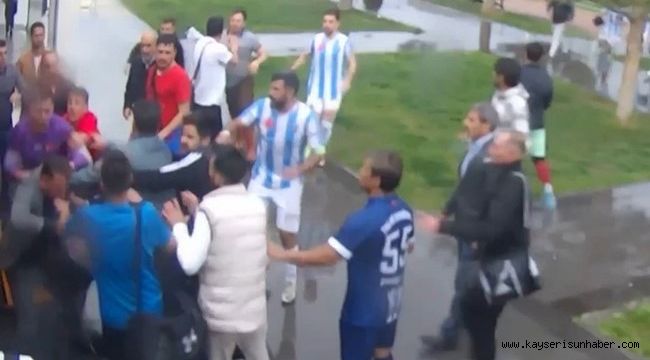 Yenildikleri takımın futbolcuları tarafından darbedildiler