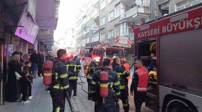 Apartmanın koridorunda çıkan yangın paniğe neden oldu