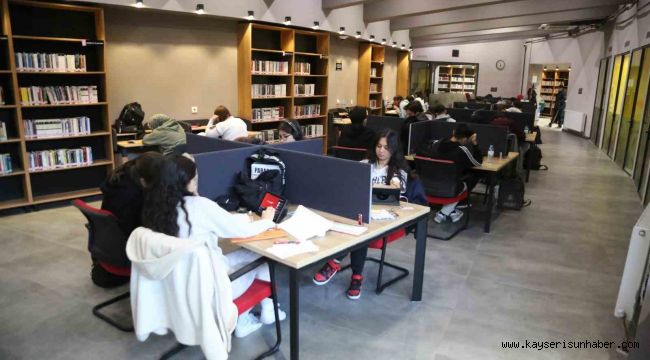 Ara tatilde Melikgazi'nin Akıl Küpü Kütüphaneleri dolup taşıyor