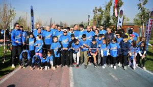 Depremde hayatını kaybeden ailelerin çocuklarına destek koşsu